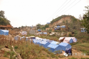 沿路上，雖然地震已經(jīng)過去很久，但失去家園的人們還是只能住在這樣的救災(zāi)帳篷里。